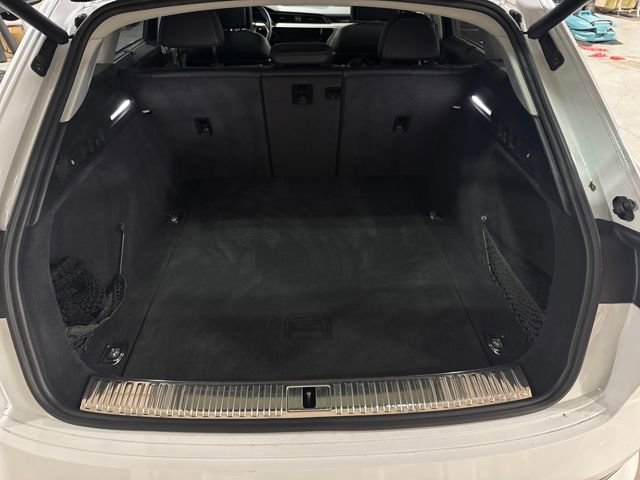 Used 2019 Audi e-tron Prestige w/ Prestige Package image 16