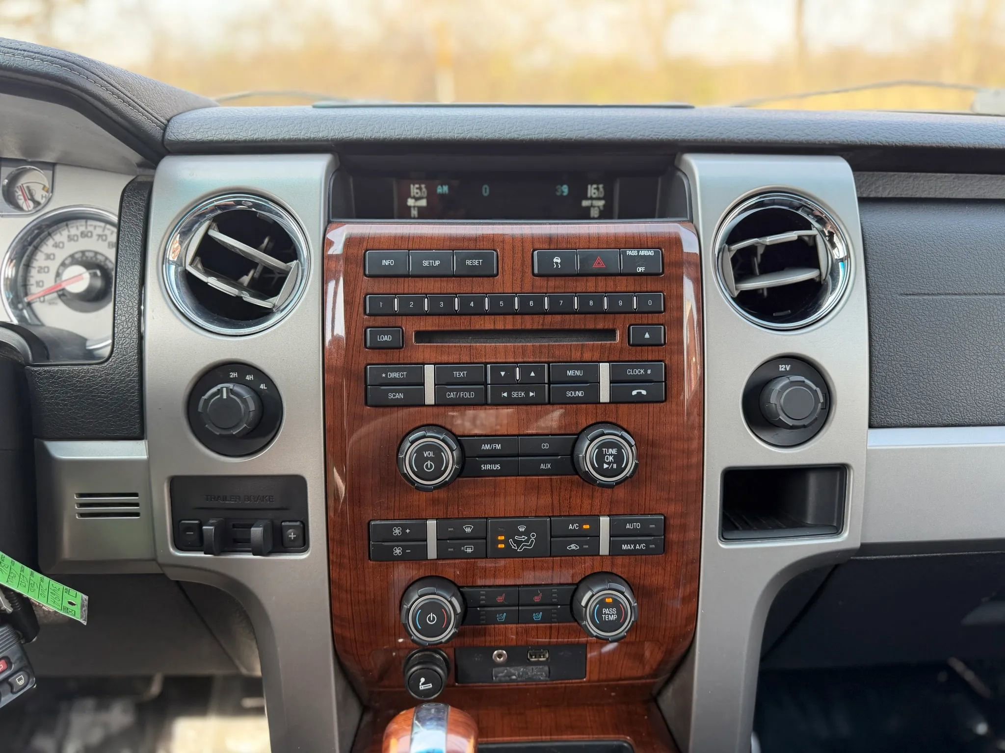 Used 2010 Ford F150 Lariat image 26