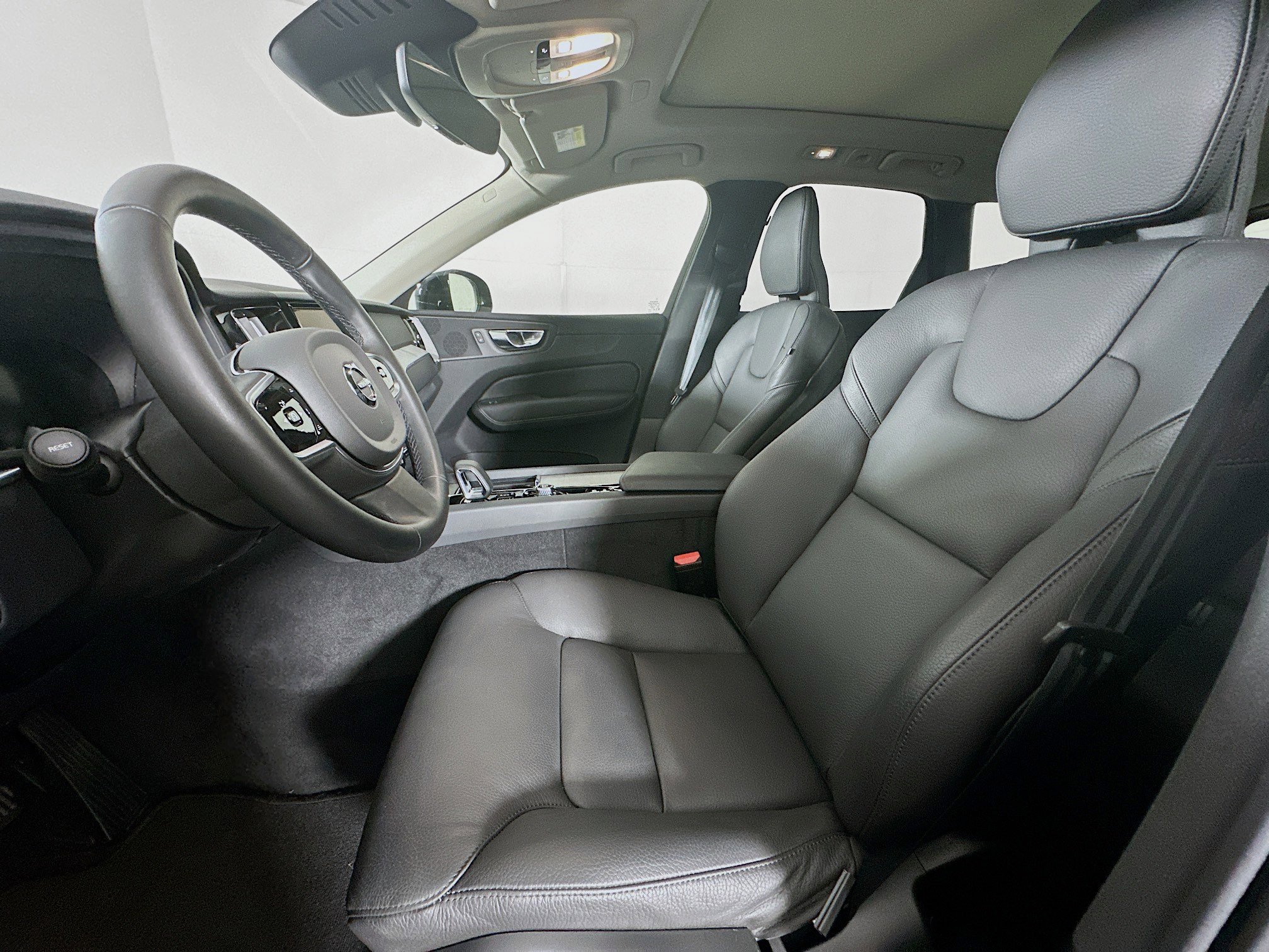 Used 2025 Volvo XC60 B5 Plus image 13