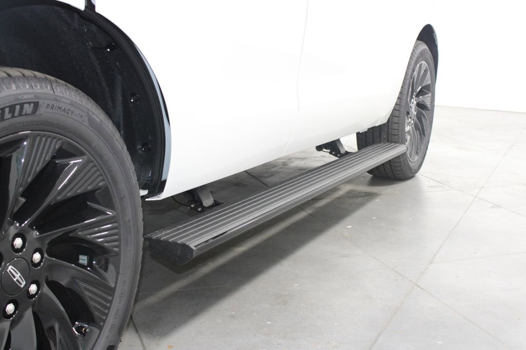 New 2025 Lincoln Navigator Reserve w/ Jet Appearance Package image 13