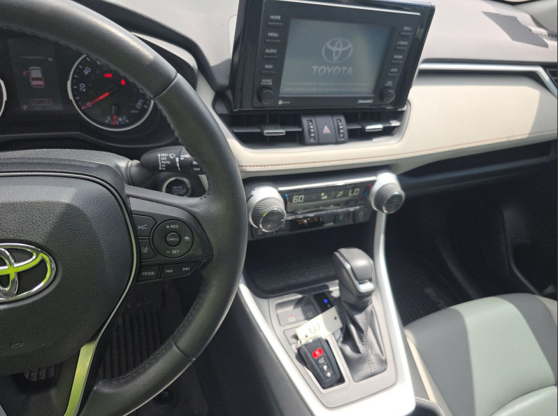 Used 2020 Toyota RAV4 XLE Premium FWD image 11