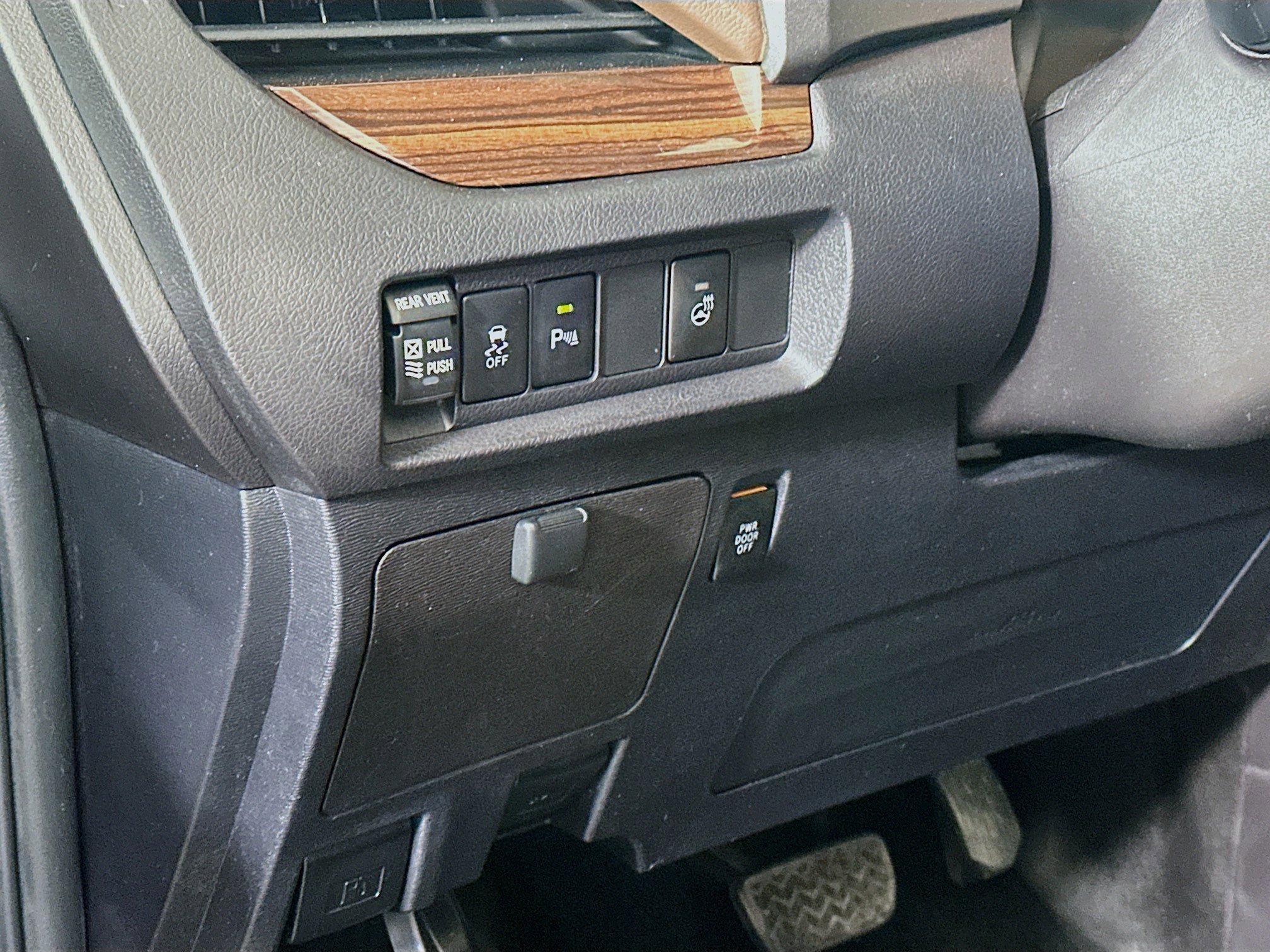 Used 2018 Toyota Sienna Limited image 17