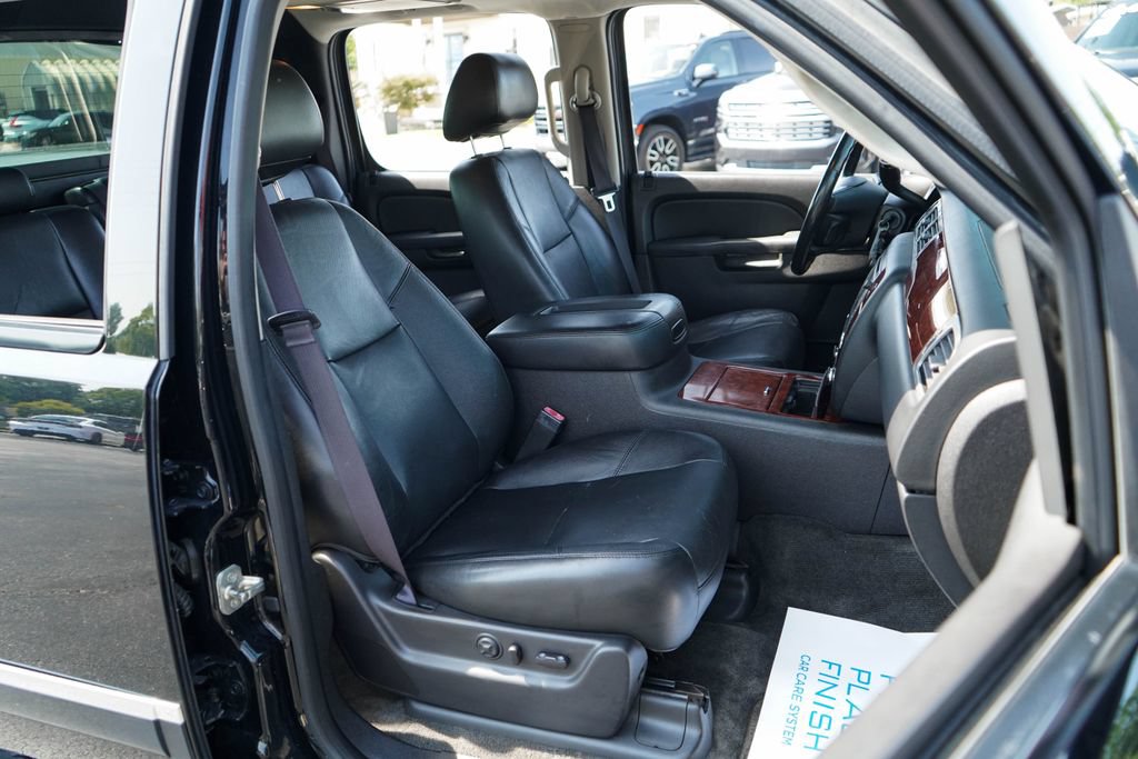 Used 2013 Chevrolet Avalanche LTZ RWD image 13