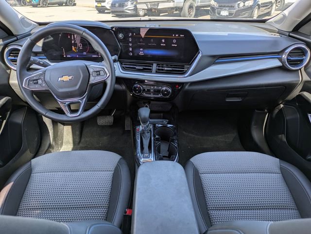 Used 2025 Chevrolet Trax LT w/ LT Convenience Package FWD image 17