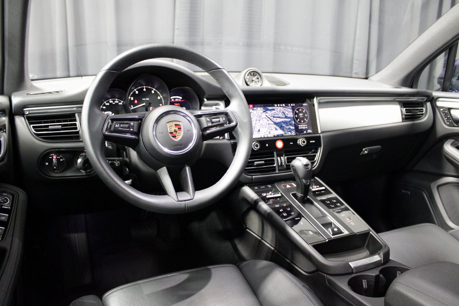 Certified 2025 Porsche Macan image 4