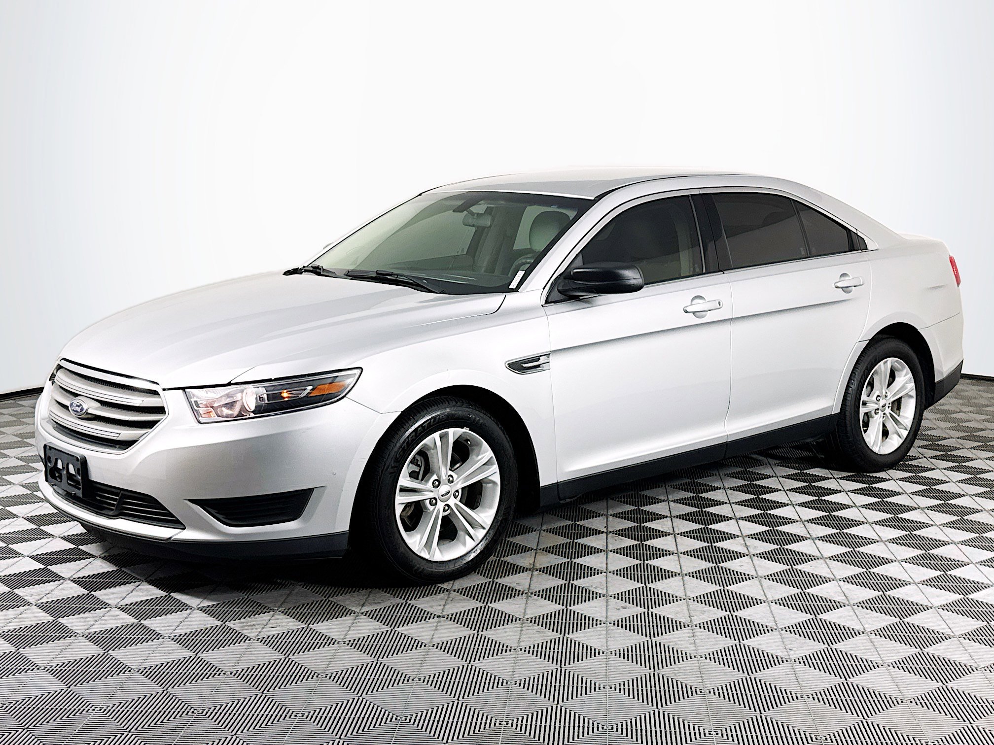 Used 2018 Ford Taurus SE image 4