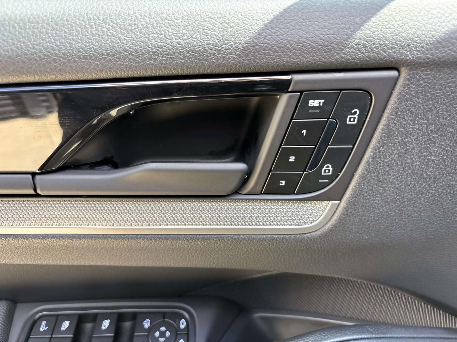 Used 2025 Porsche Cayenne AWD/4WD image 23