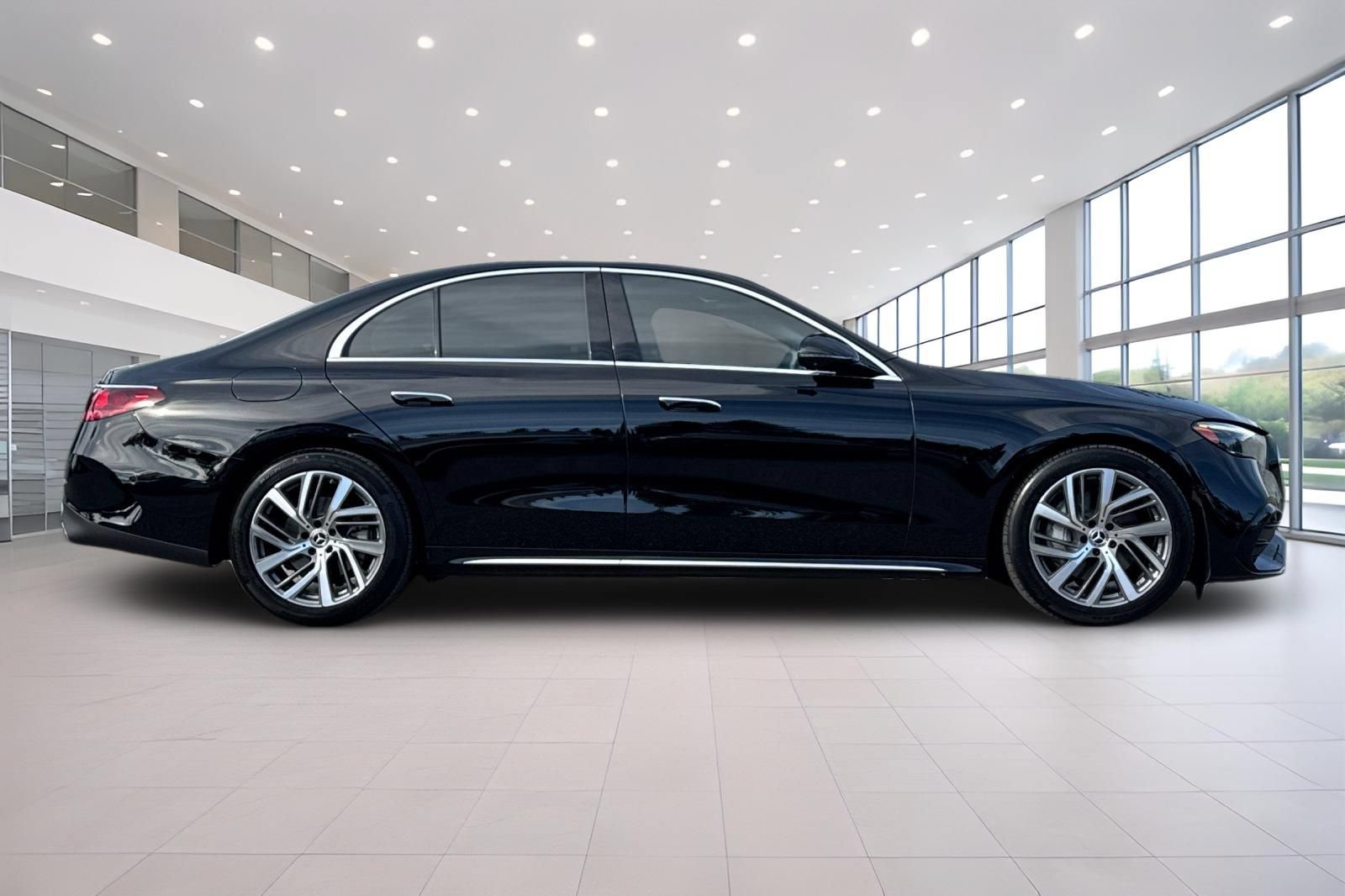 Used 2025 Mercedes-Benz E 350 4MATIC Sedan image 3