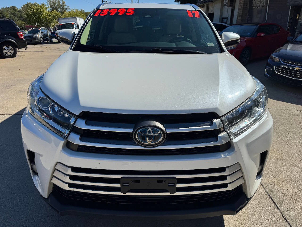Used 2017 Toyota Highlander XLE image 2