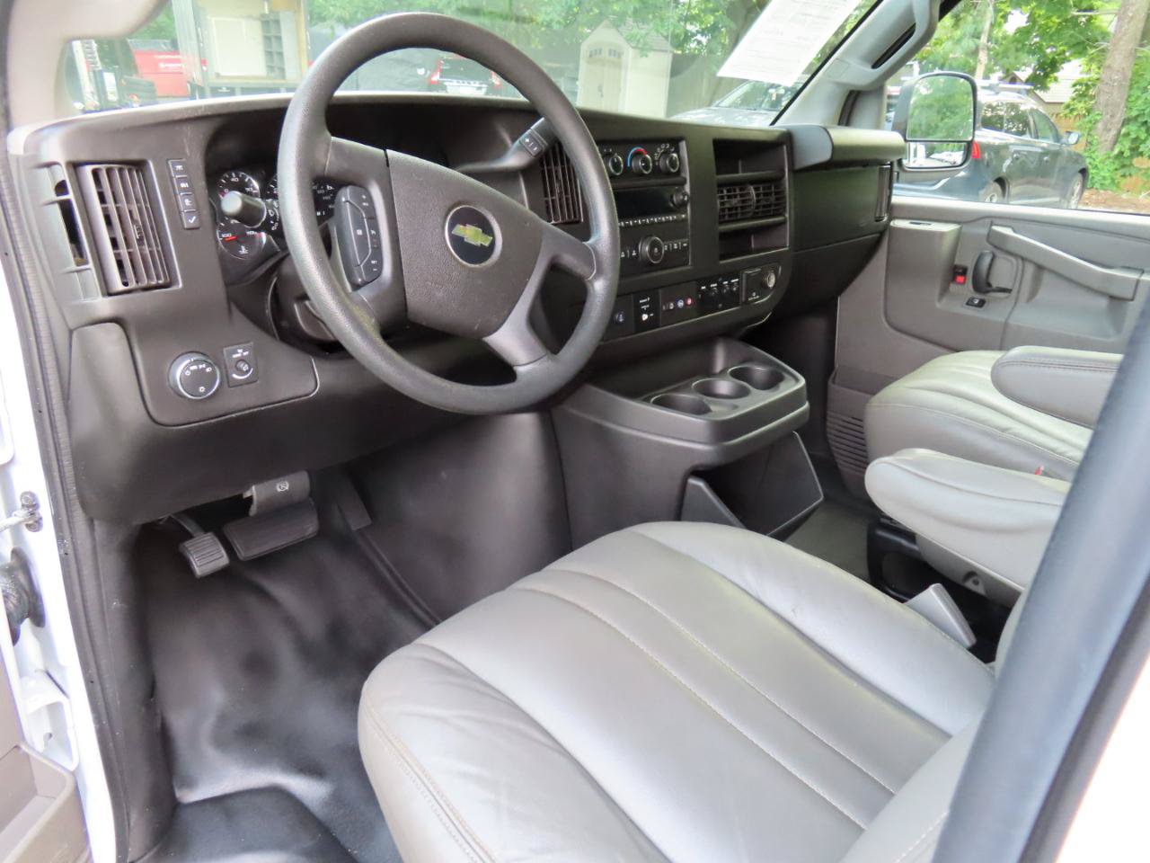 Used 2018 Chevrolet Express 2500 w/ Driver Convenience Package RWD image 18