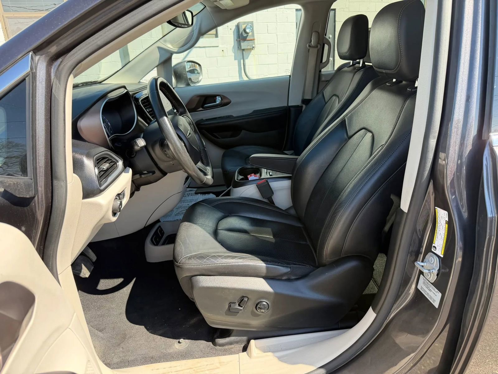 Used 2017 Chrysler Pacifica Touring-L Plus image 8