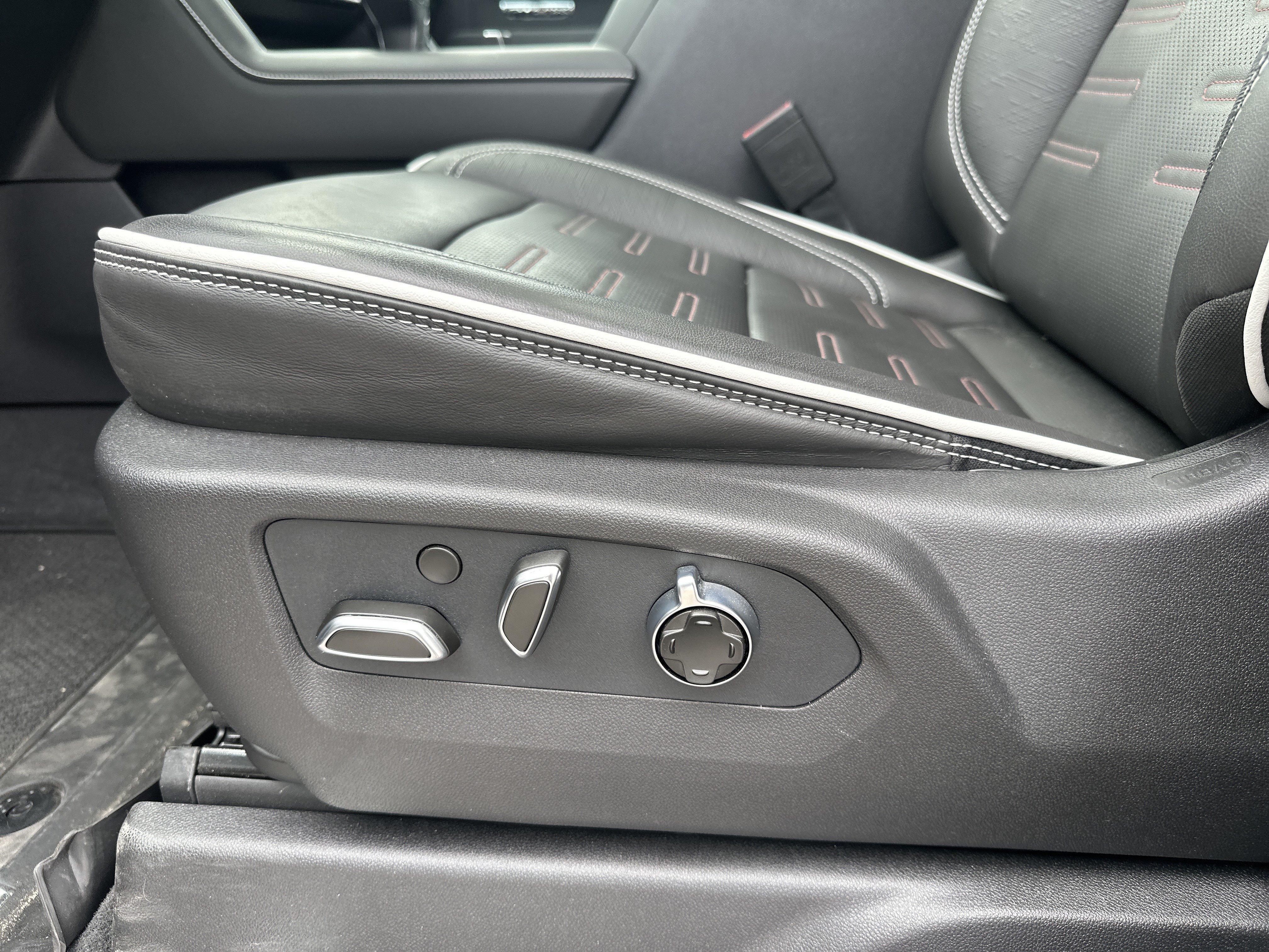Used 2026 GMC Sierra 1500 AT4X w/ LPO, Black Badging Package AWD/4WD image 5