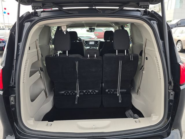 Used 2023 Chrysler Voyager LX FWD image 13
