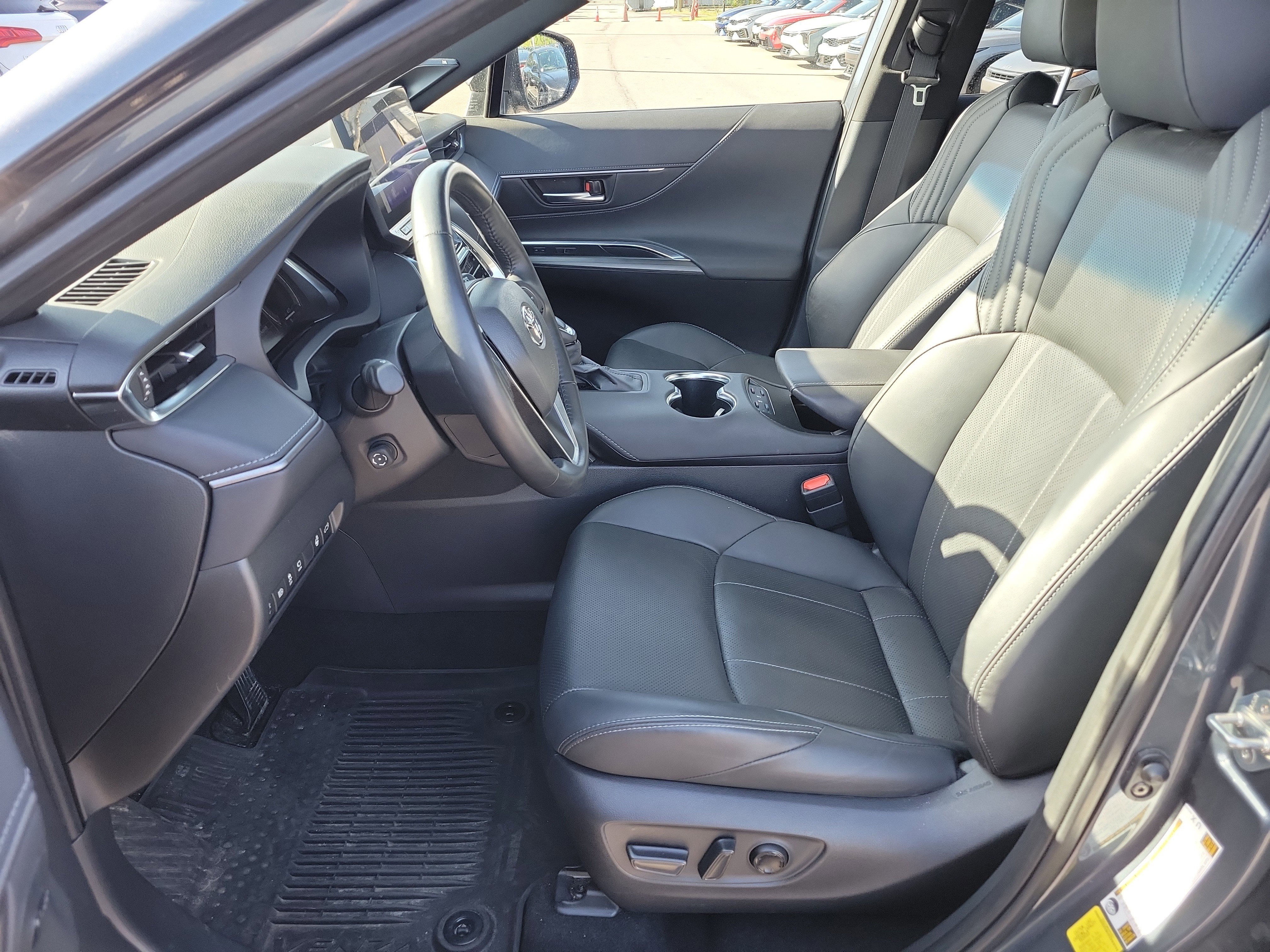 Used 2024 Toyota Venza Limited image 23