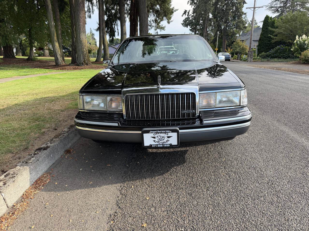 Used 1993 Lincoln Town Car Signature RWD image 8