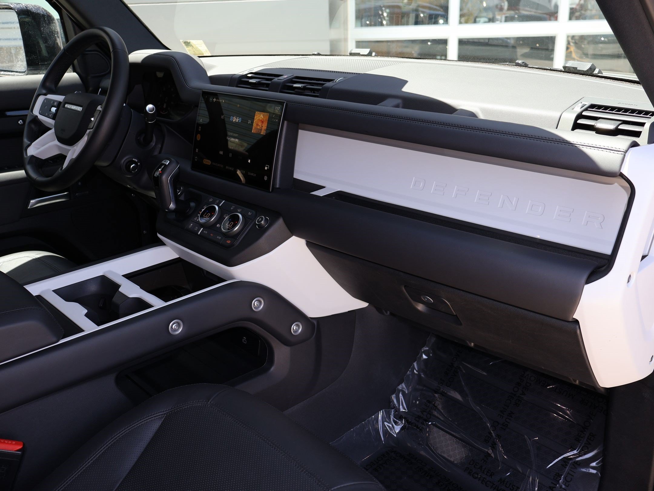 Certified 2025 Land Rover Defender 130 X-Dynamic SE AWD/4WD image 33