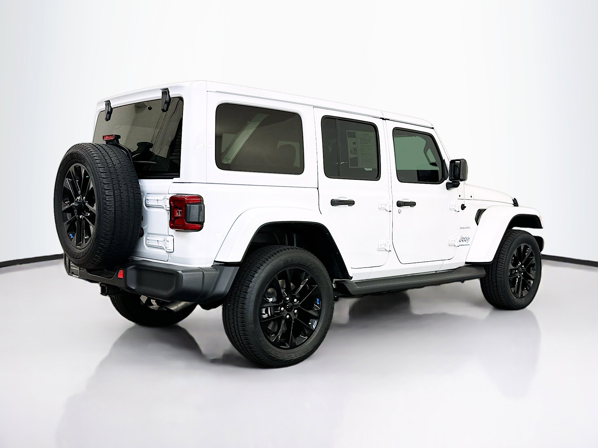 Used 2023 Jeep Wrangler Sahara image 9