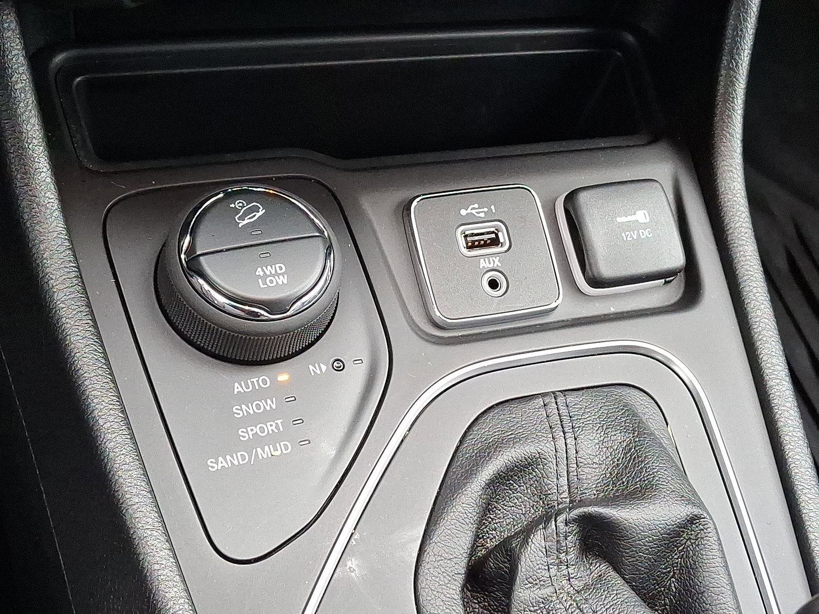 Used 2021 Jeep Cherokee Latitude Lux w/ Comfort/Convenience Group image 22