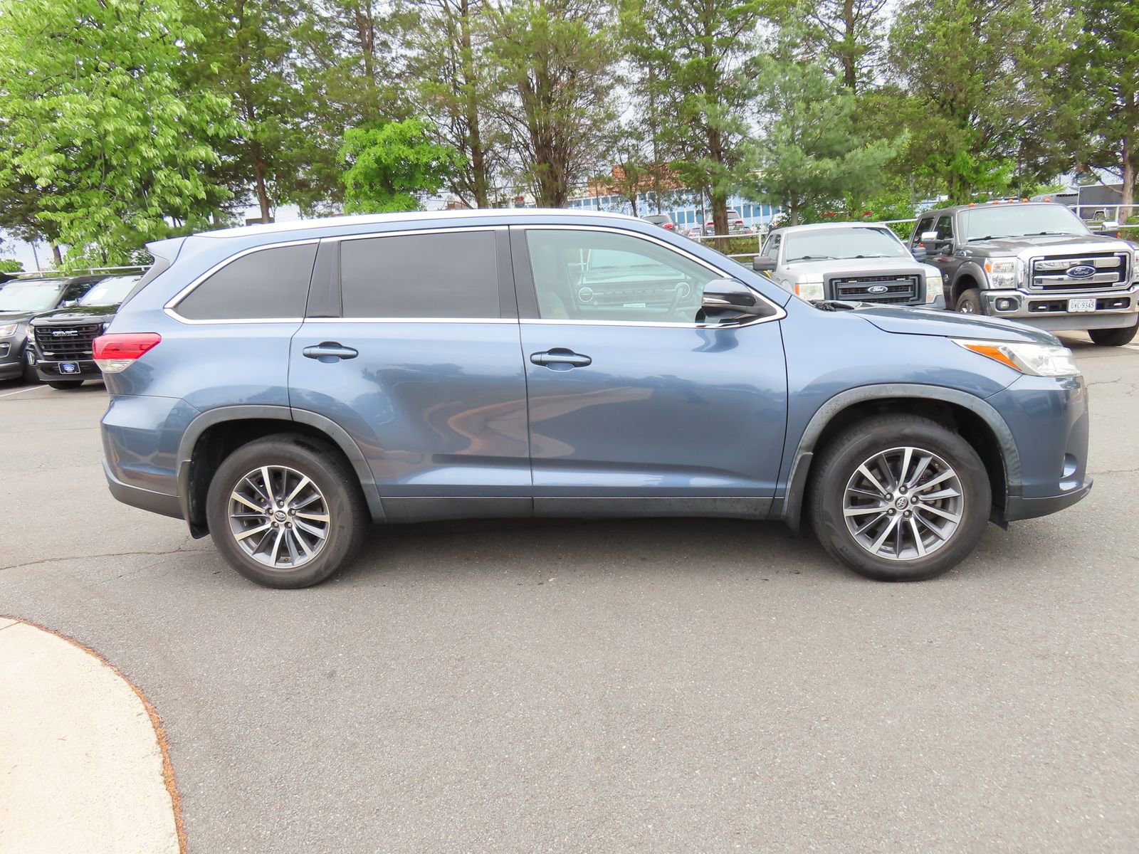 Used 2019 Toyota Highlander XLE AWD/4WD image 4