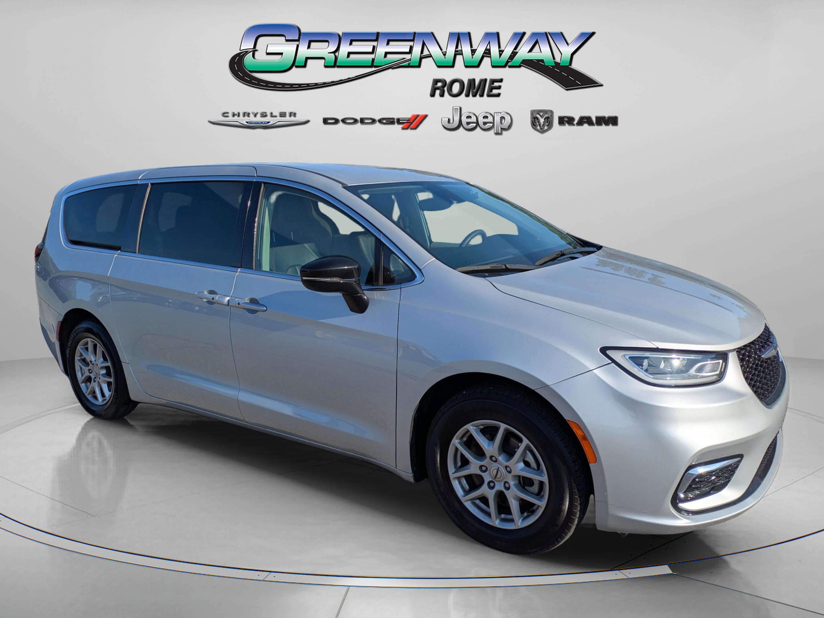 Used 2024 Chrysler Pacifica Touring-L FWD image 1
