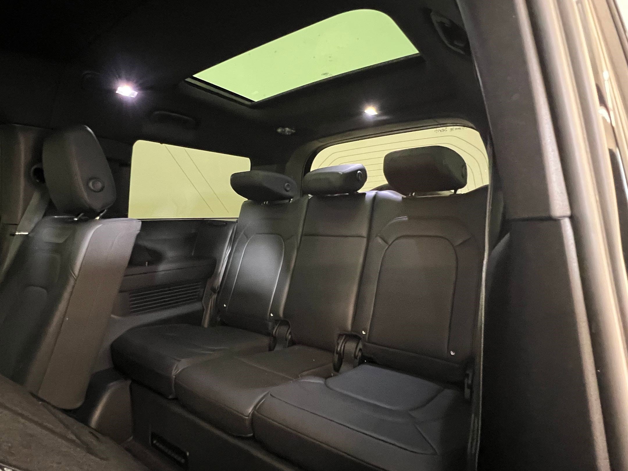 Used 2024 Land Rover Defender 130 X-Dynamic SE image 34