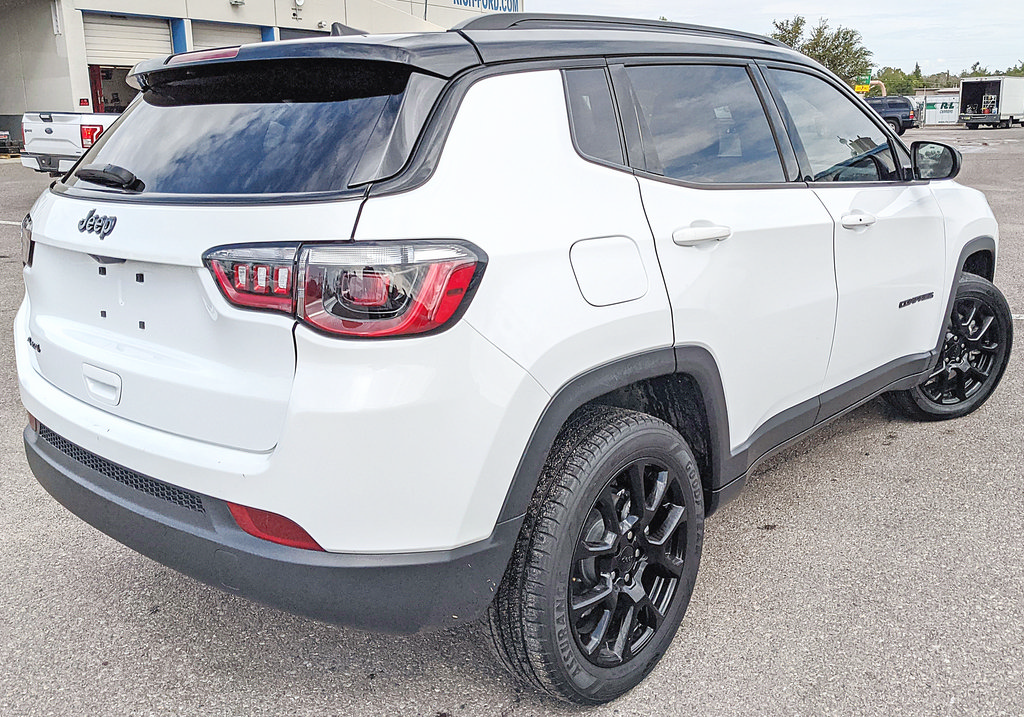Used 2023 Jeep Compass Latitude AWD/4WD image 3