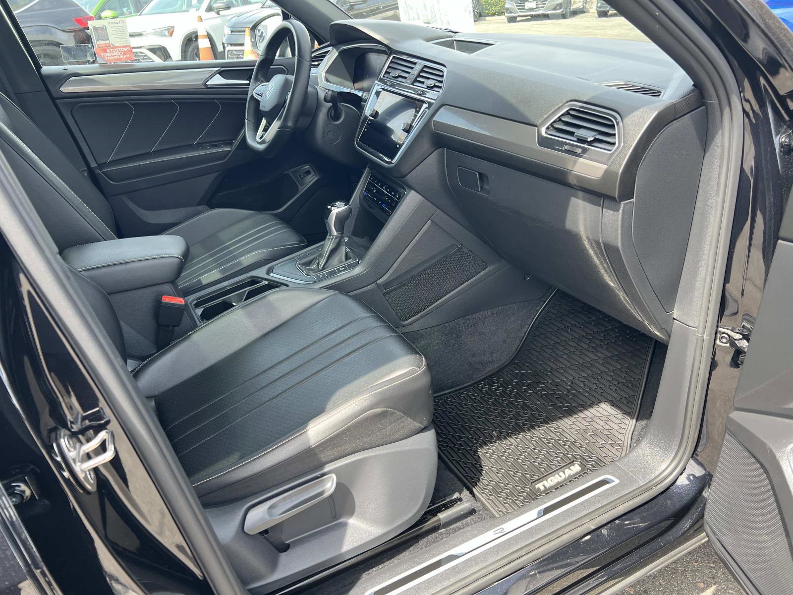 Certified 2022 Volkswagen Tiguan SE R-Line FWD image 31