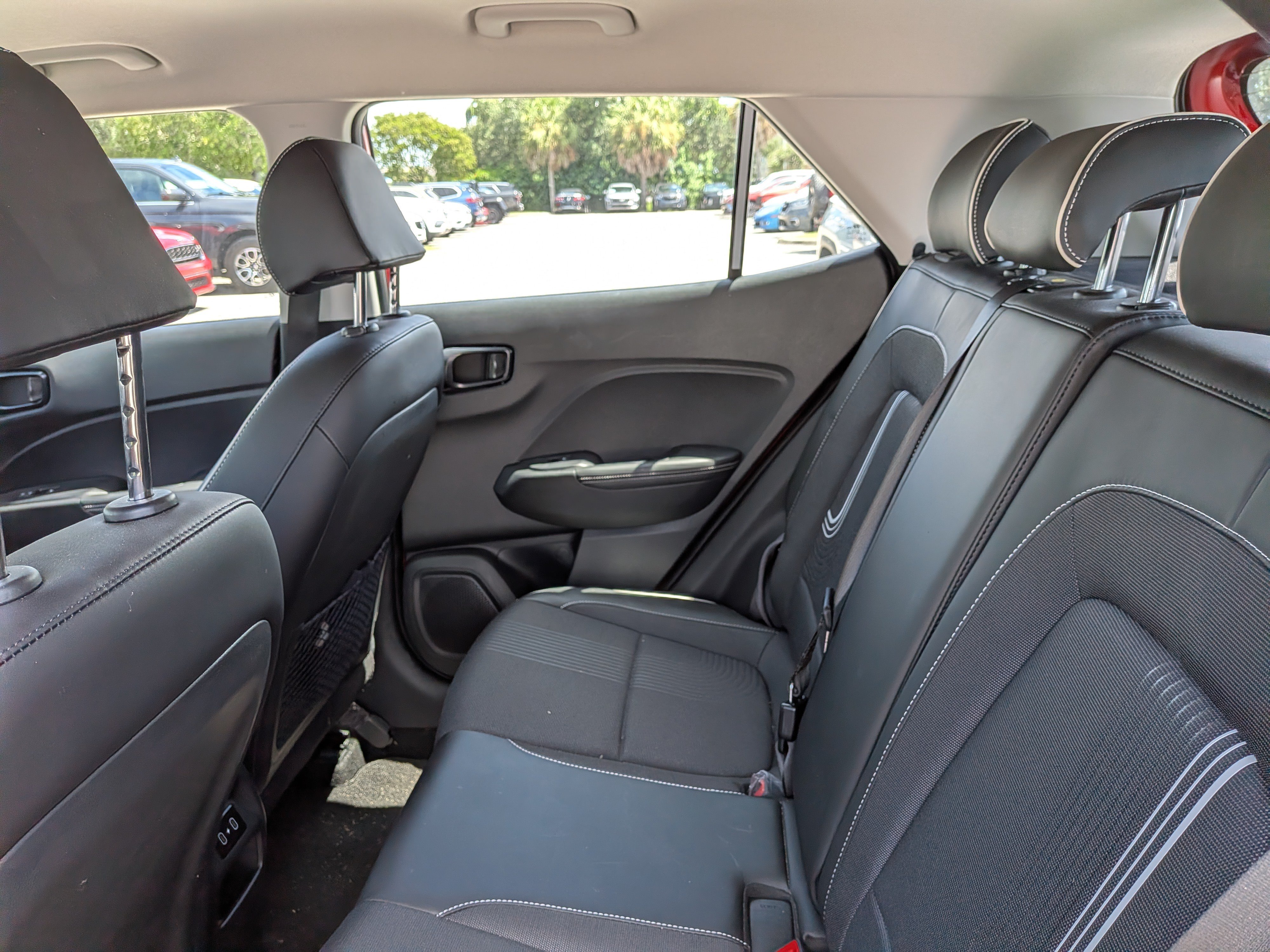 Used 2025 Hyundai Venue Limited FWD image 14