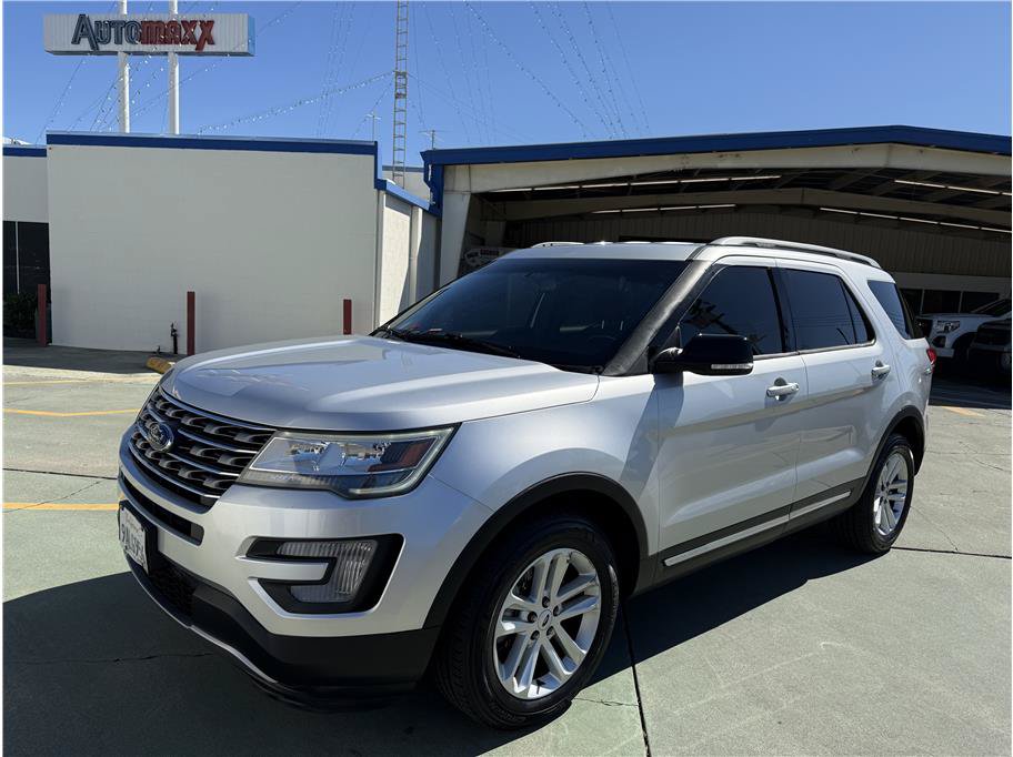 Used 2017 Ford Explorer XLT w/ Equipment Group 201A FWD image 2