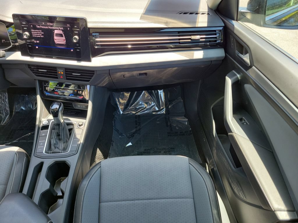 Used 2025 Volkswagen Jetta SE w/ Sunroof Package FWD image 13