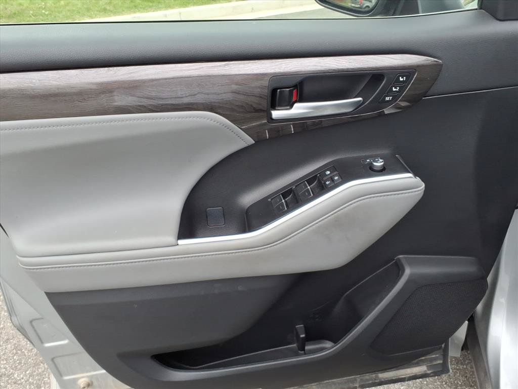 Used 2023 Toyota Highlander Platinum AWD/4WD image 23