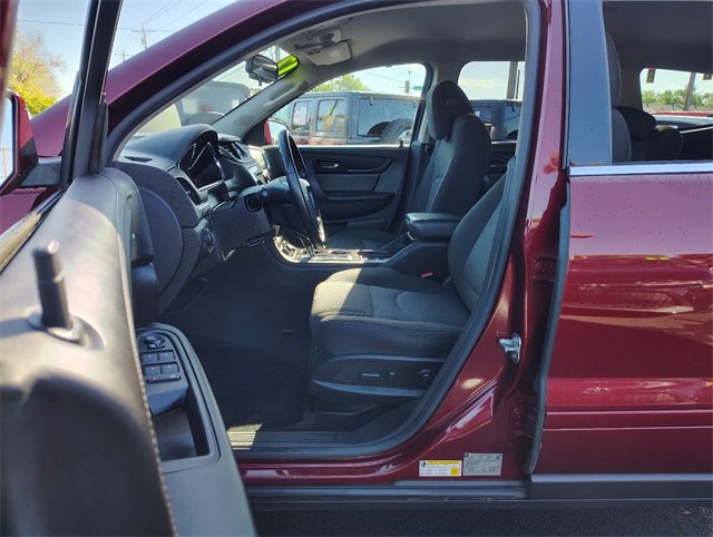 Used 2017 Chevrolet Traverse LT w/ Style and Technology Package image 2
