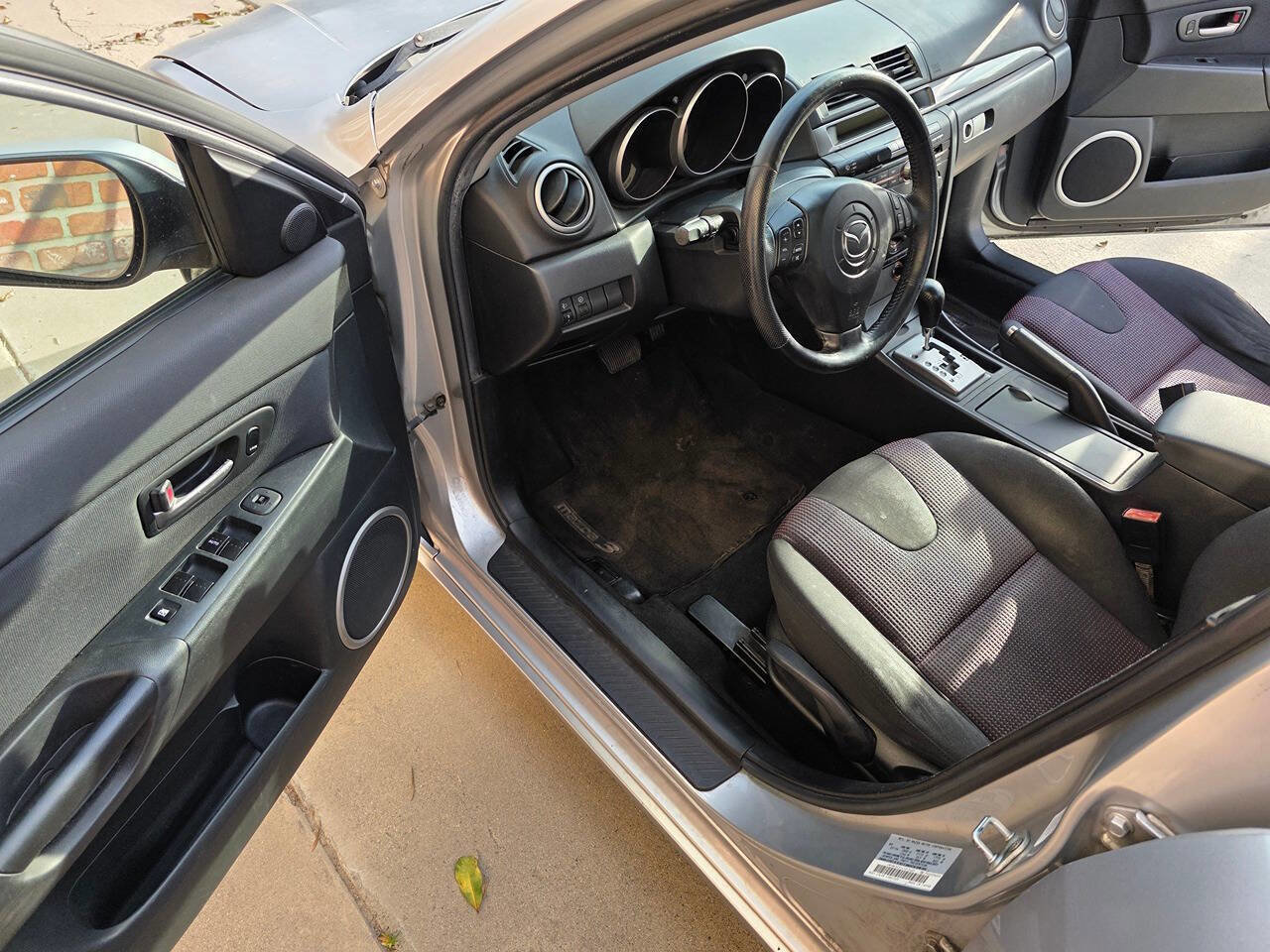 Used 2004 MAZDA MAZDA3 s w/ Moonroof & 6-CD Pkg FWD image 9