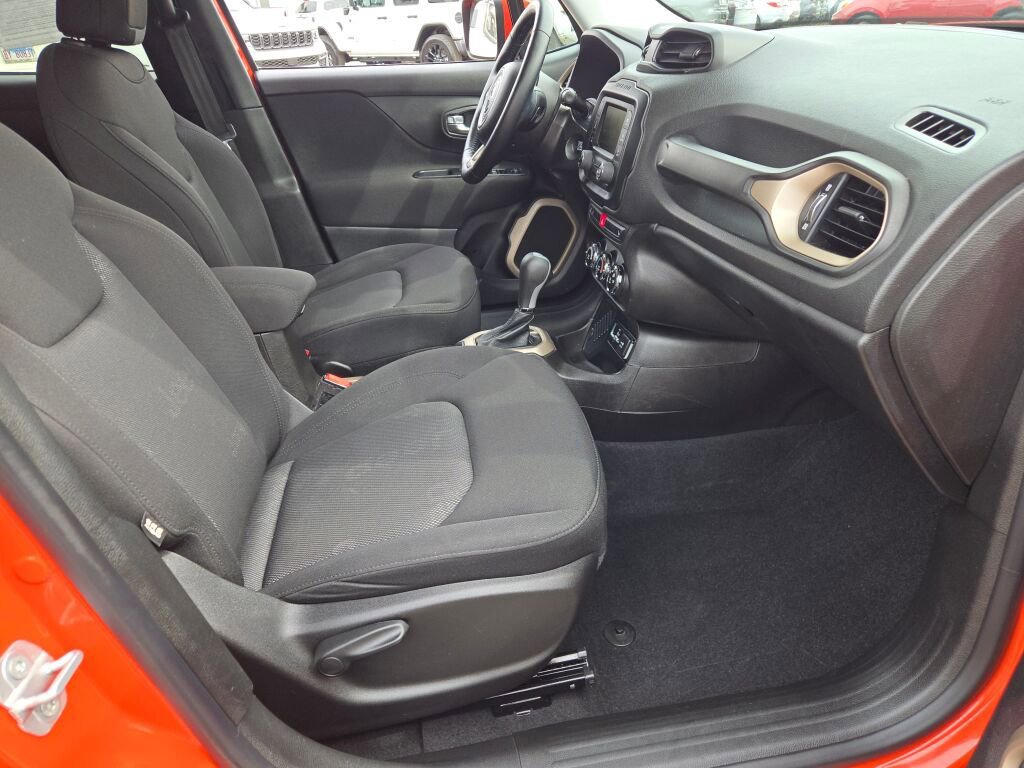 Used 2017 Jeep Renegade Latitude w/ Cold Weather Group image 6