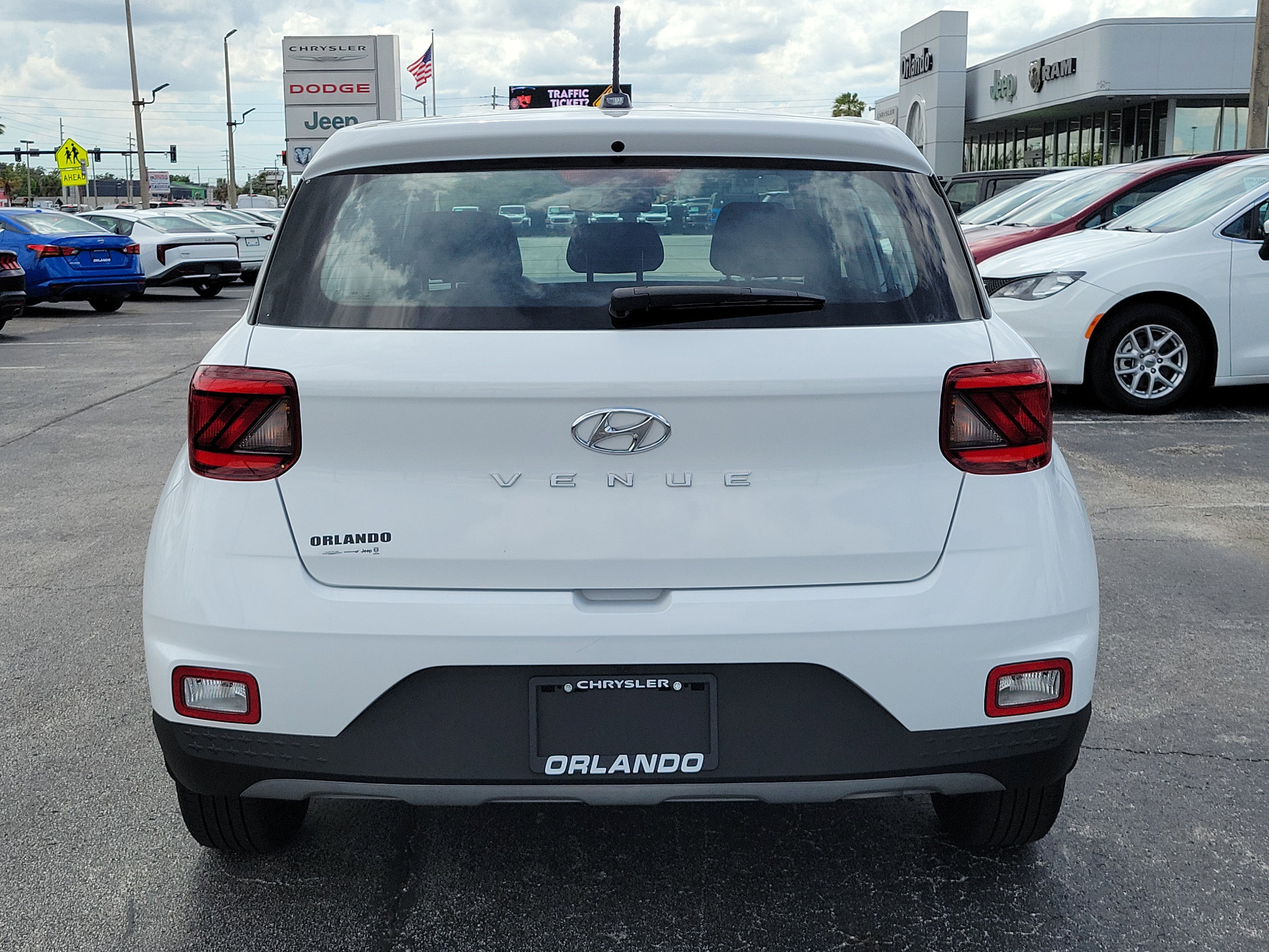 Used 2023 Hyundai Venue SE FWD image 6