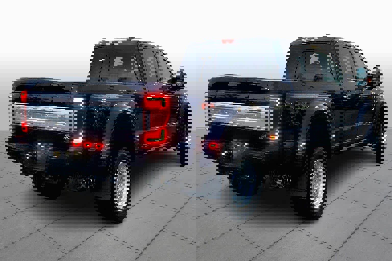 Used 2022 Ford F450 Platinum w/ FX4 Off-Road Package image 11