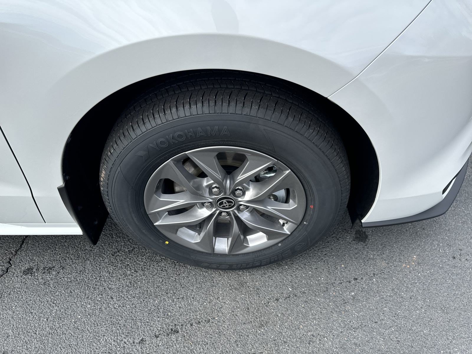 New 2025 Toyota Sienna XLE FWD image 10
