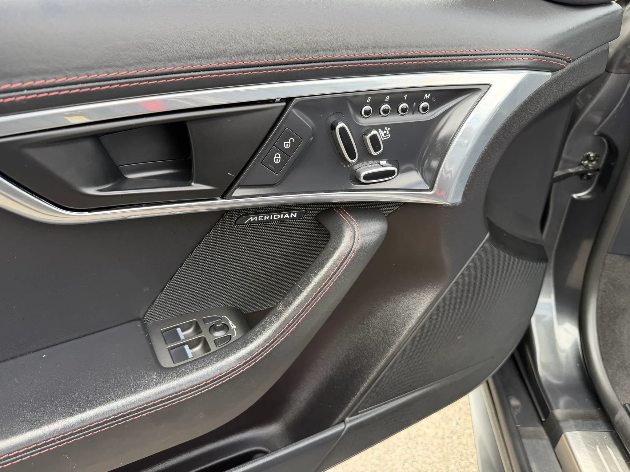 Used 2020 Jaguar F-TYPE Convertible RWD image 17
