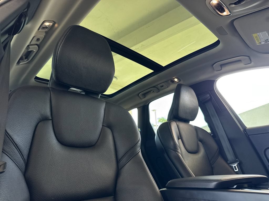 Used 2021 Volvo XC60 T5 Momentum w/ Premium Package AWD/4WD image 16