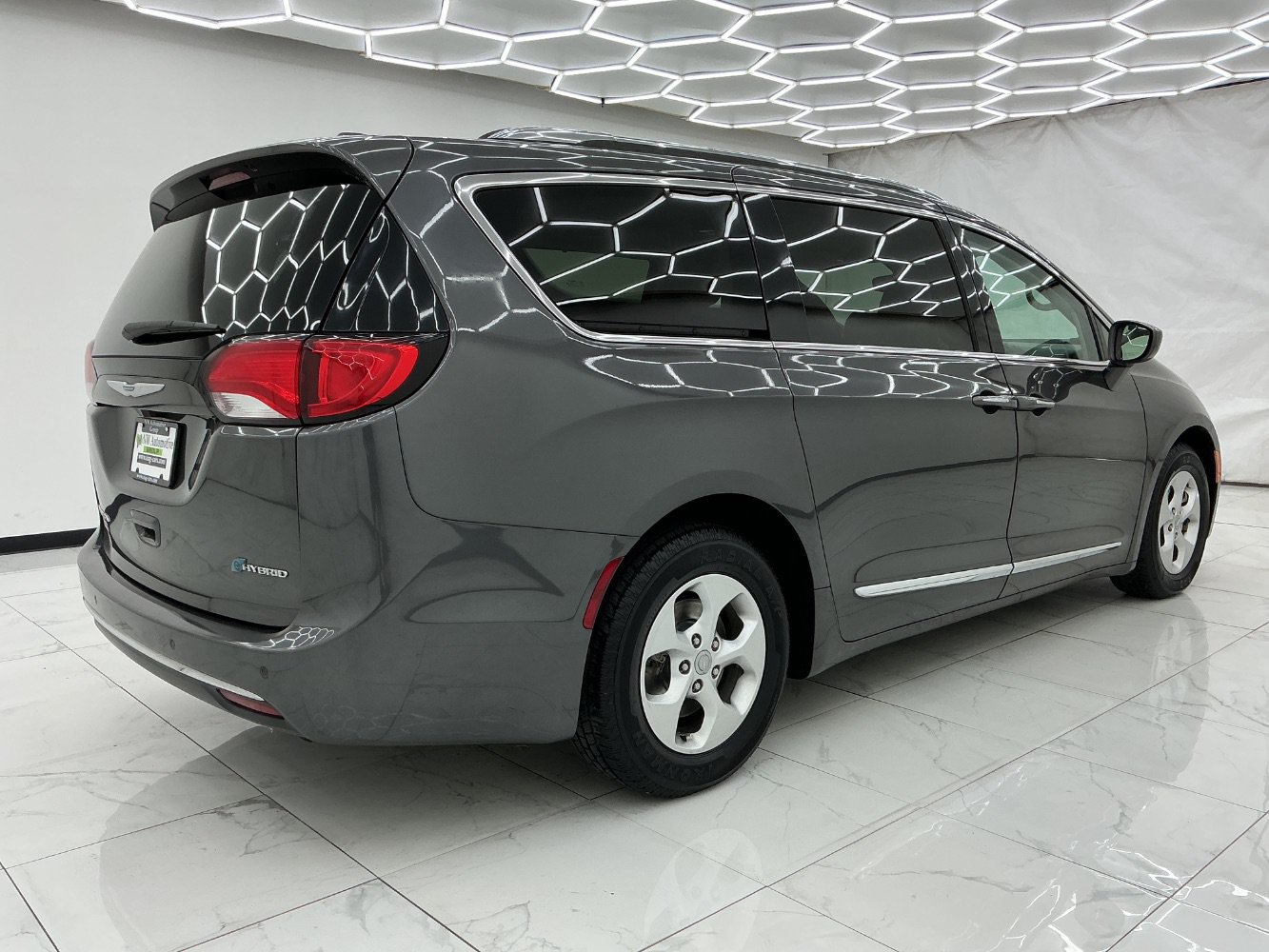 Used 2018 Chrysler Pacifica Touring-L FWD image 11