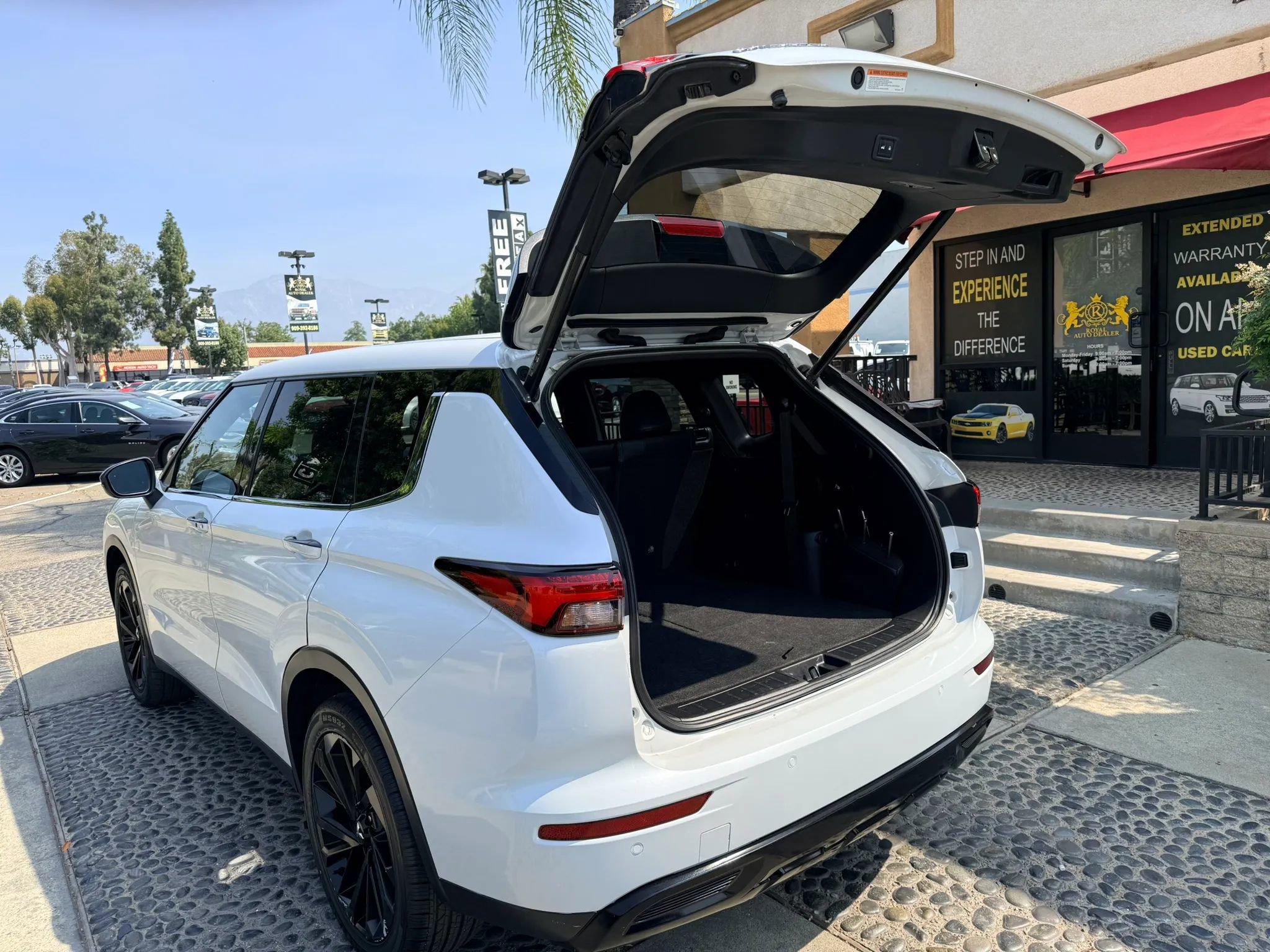 Used 2022 Mitsubishi Outlander SE image 12