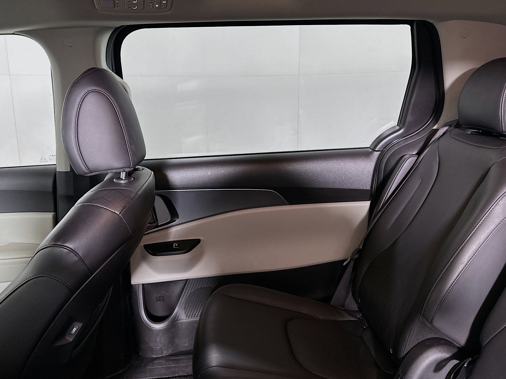 Used 2024 Kia Carnival LX image 29