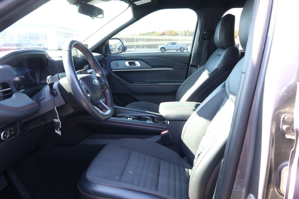 Used 2025 Ford Explorer ST-Line w/ ST-Line Street Pack AWD/4WD image 11