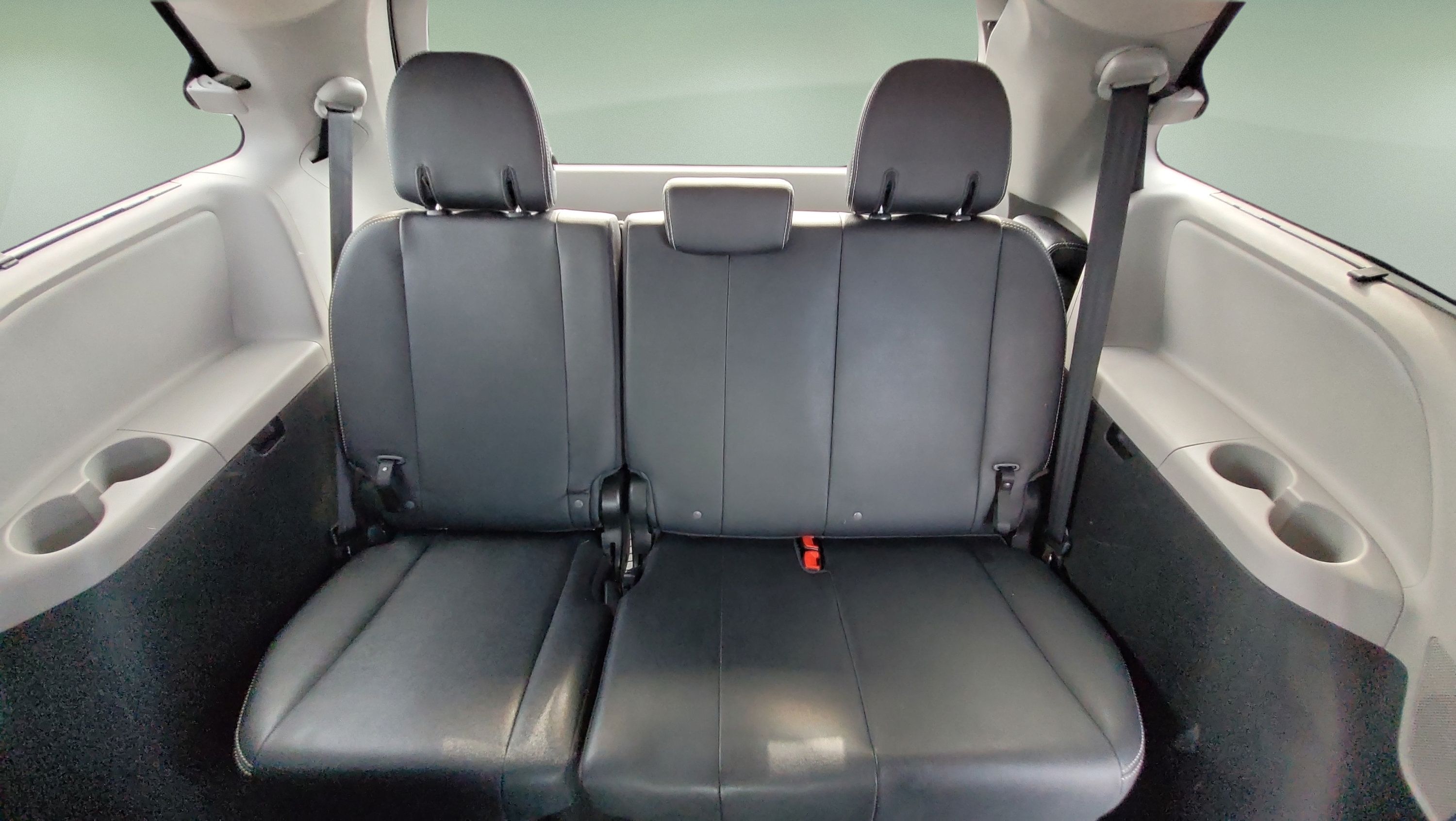 Used 2018 Toyota Sienna SE w/ SE Preferred Package FWD image 16