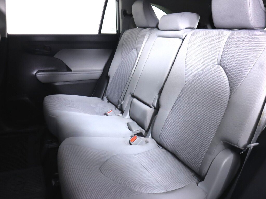 Used 2020 Toyota Highlander LE AWD/4WD image 34