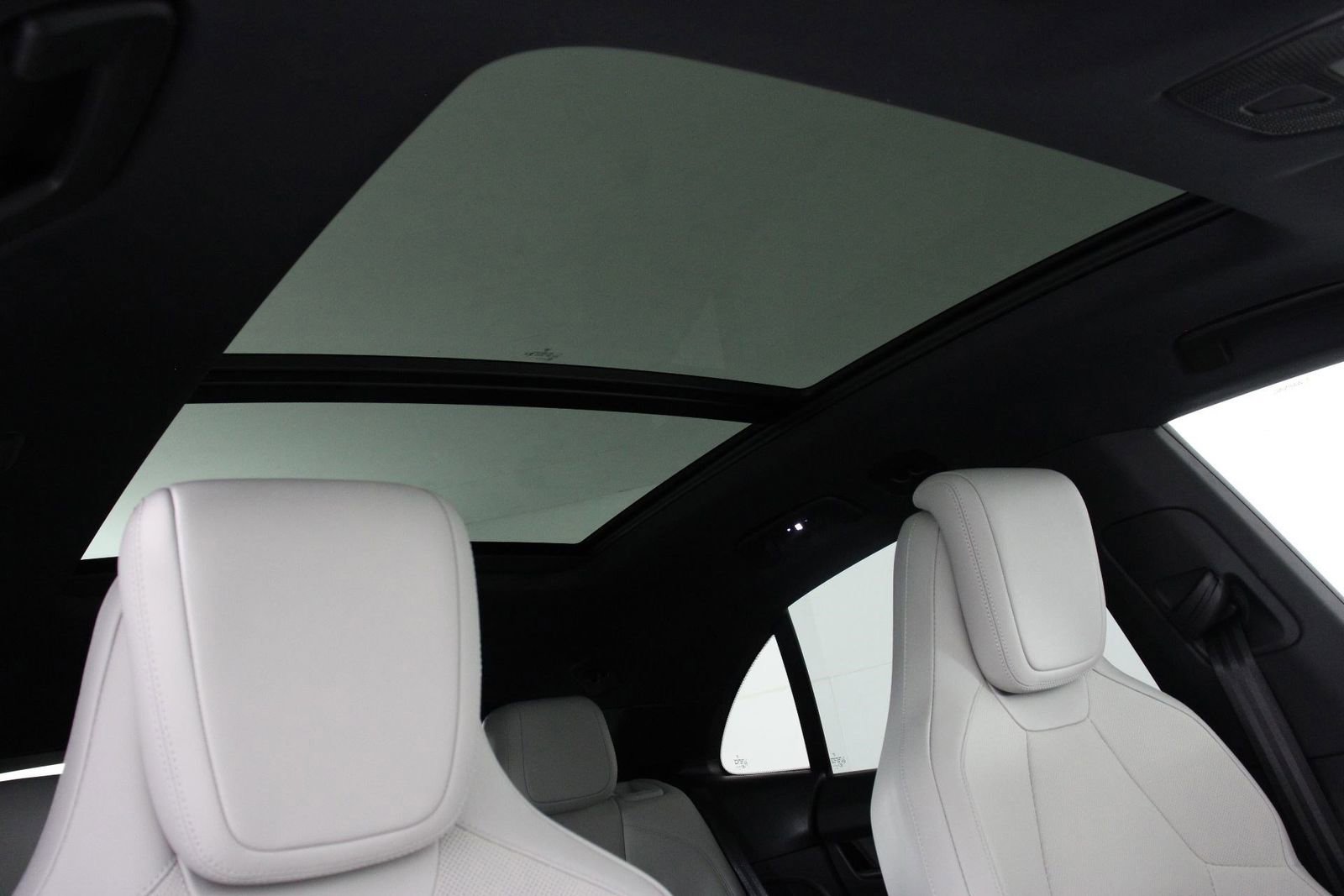 Certified 2024 Porsche Macan 4 Electric image 25