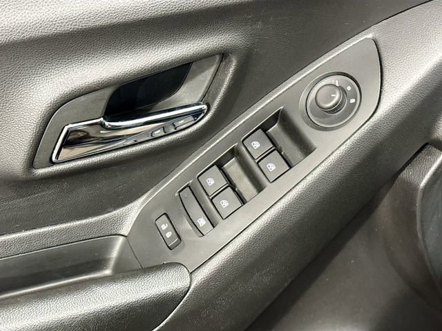Used 2022 Chevrolet Trax LT w/ LT Convenience Package image 18