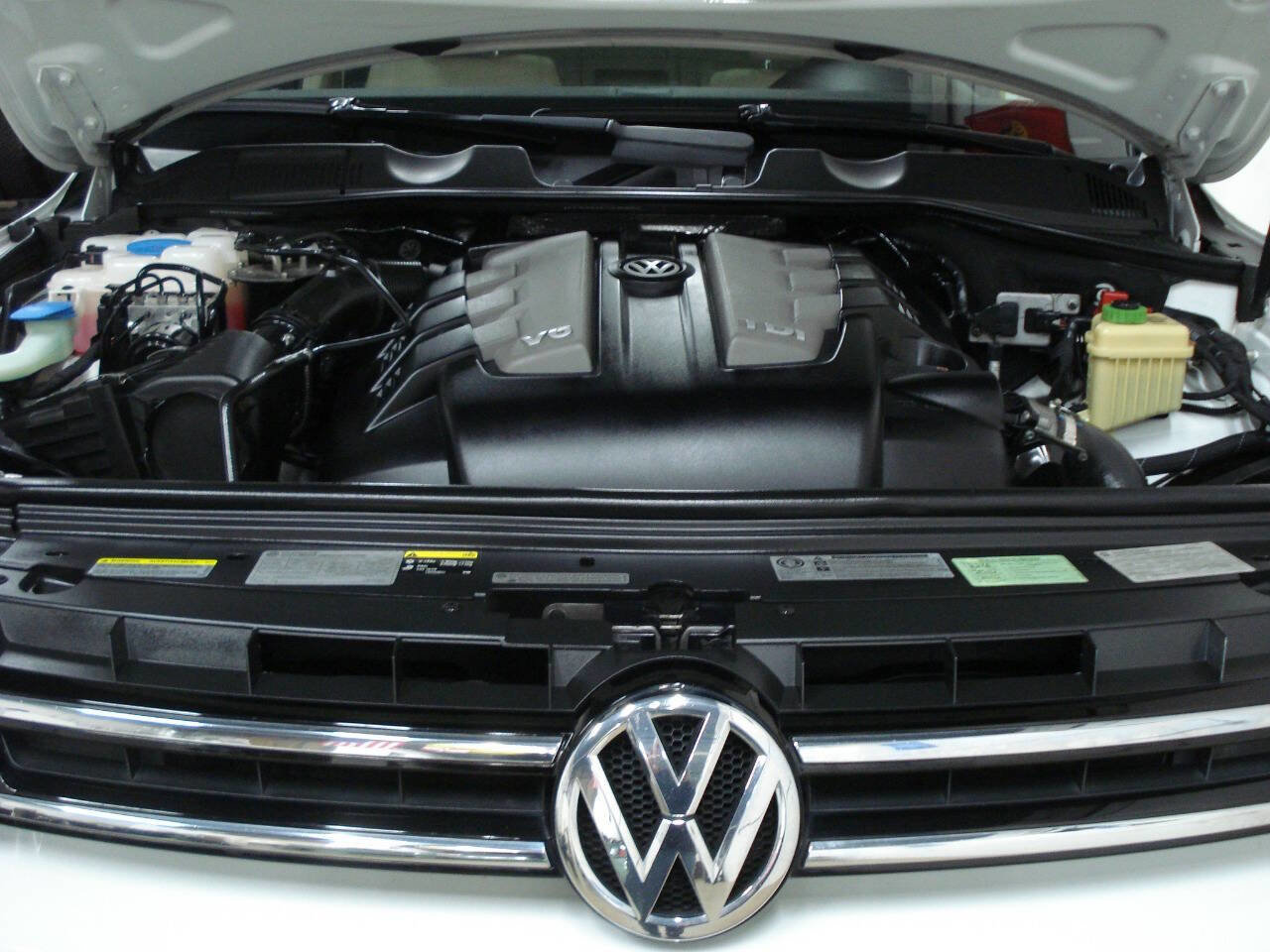 Used 2013 Volkswagen Touareg Sport image 13