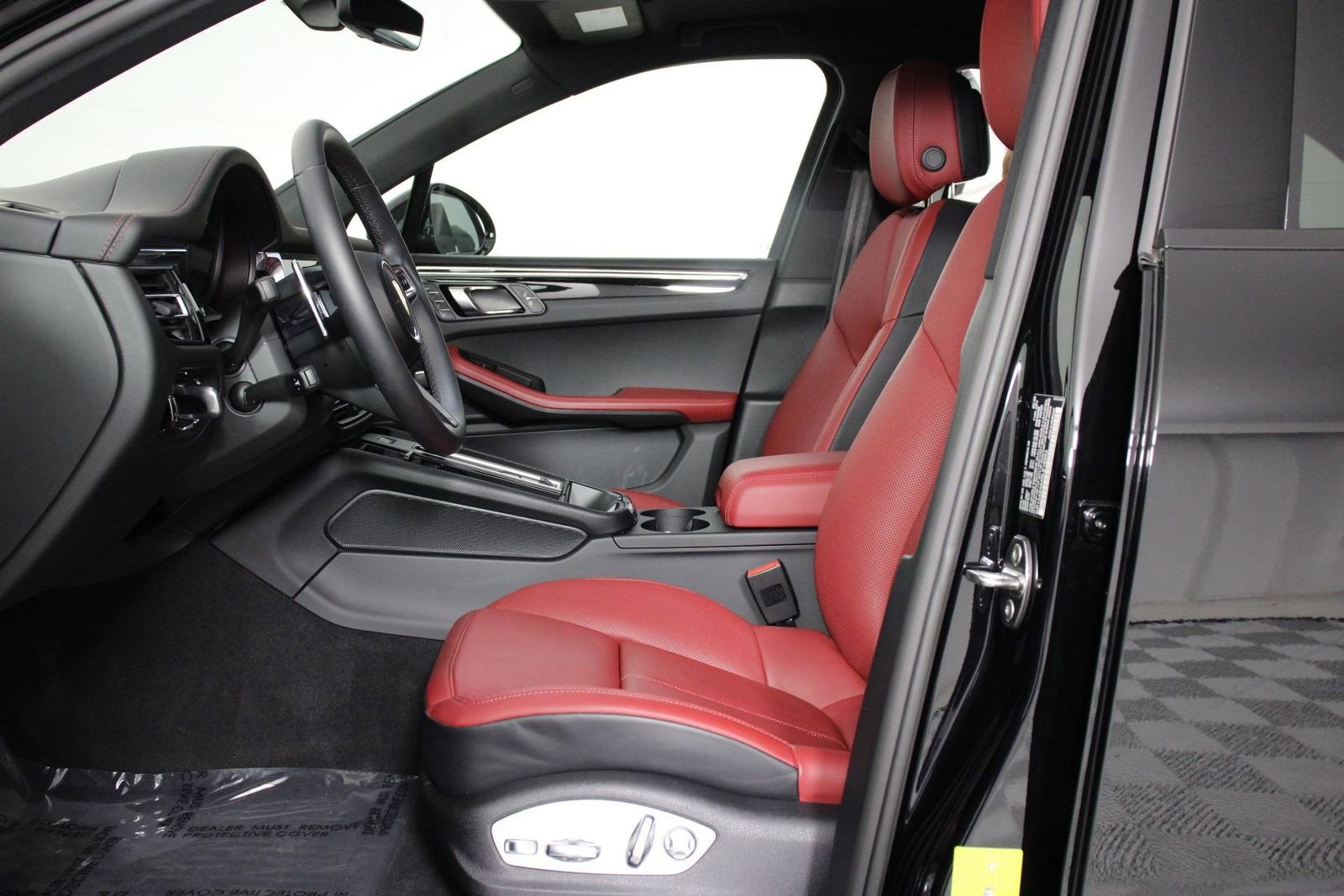 Certified 2025 Porsche Macan image 5