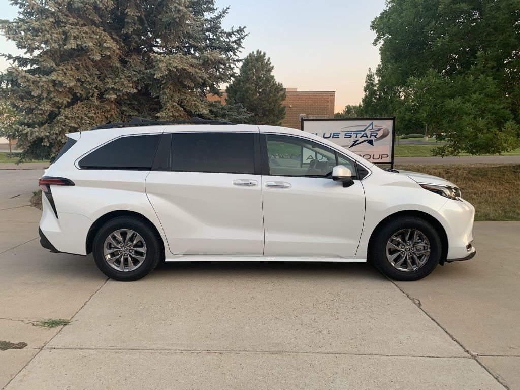 Used 2022 Toyota Sienna XLE image 2